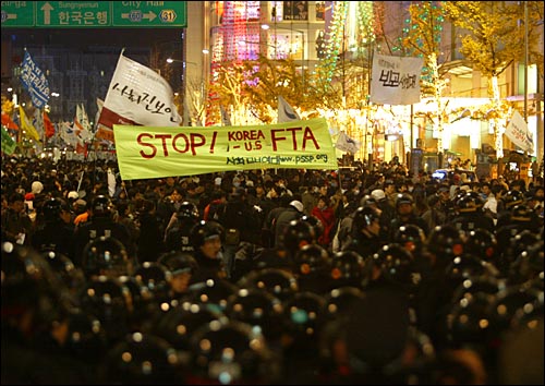 지난해 11월 29일 '한미FTA저지 2차 범국민총궐기대회'  당시 을지로입구 네거리를 점거한 채 기습시위를 벌이는 참가자들. 